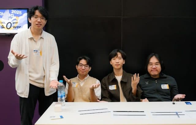 วิทยากรและผู้เข้าร่วมบนเวทีเสวนาในงาน Pitching